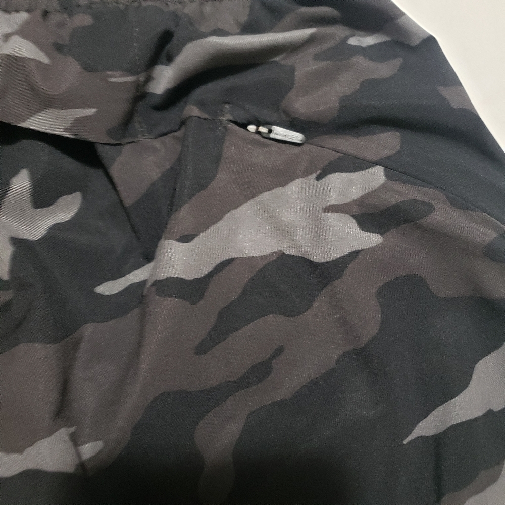 Athleta Black and Gray Athletic Shorts with Camouflage Design...size:S - Picture 5 of 10